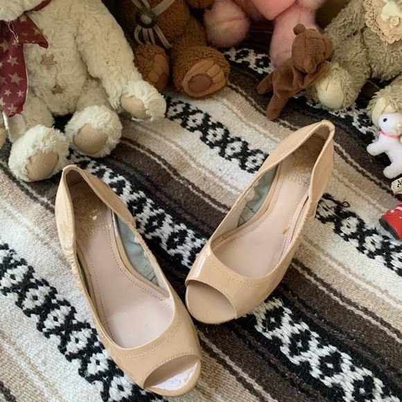 True to size VINCE CAMUTO wedges - Picture 3 of 4